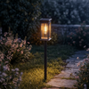 Luz solar de camino blanco cálido de 50 lúmenes con cabezal negro, poste y estaca para iluminación paisajística