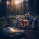 Linterna de camping recargable proporcionando luz durante una pausa de senderismo al atardecer
