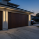 Garaje residencial estadounidense con luz LED de pared al atardecer