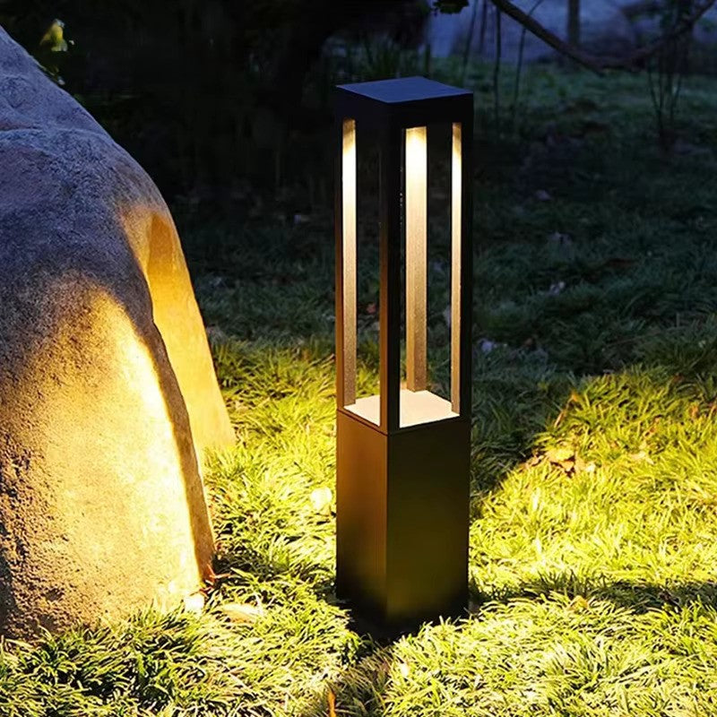 Primer plano de una baliza LED negra de aluminio mostrando la abertura superior de luz y el acabado exterior moderno