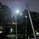 Componentes de un sistema de foco solar comercial con lámpara LED, paneles solares y accesorios de montaje