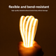 Mano doblando una tira LED COB solar encendida para mostrar su cuerpo de silicona flexible y resistente a dobleces
