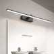 Luz LED lineal de pared sobre un espejo de baño para iluminación uniforme durante el aseo y el maquillaje