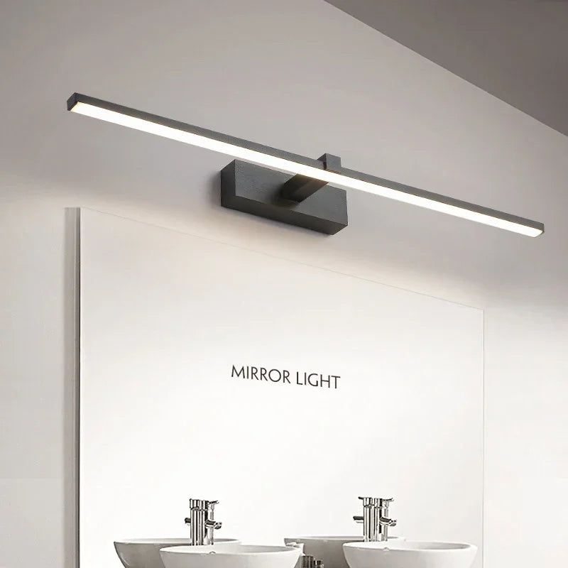 Luz LED lineal de pared sobre un espejo de baño para iluminación uniforme durante el aseo y el maquillaje