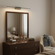 Luz LED de pared sobre una cómoda en el dormitorio