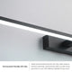 Vista funcional de una luz LED lineal de pared con colores seleccionables para espejos de baño y paredes interiores