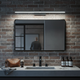 Luz LED de pared en un baño de estilo loft industrial