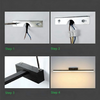 Luz LED delgada de pared usada como iluminación moderna ambiental y de trabajo en un interior contemporáneo