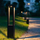 Baliza LED negra moderna con cuerpo alto rectangular de aluminio para iluminar senderos, patios, jardines y portones