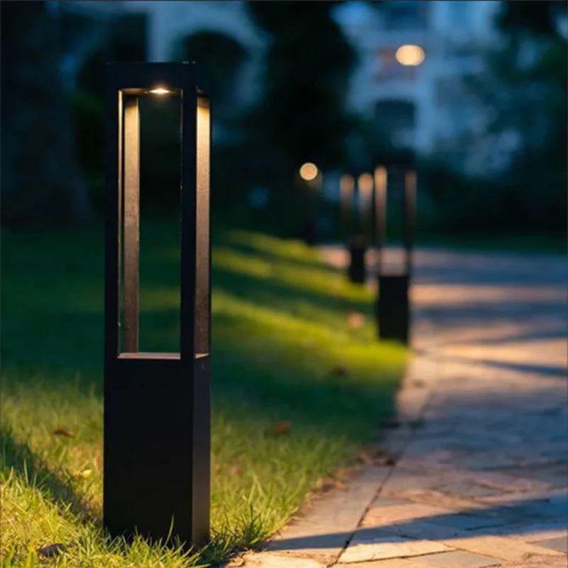 Baliza LED negra moderna con cuerpo alto rectangular de aluminio para iluminar senderos, patios, jardines y portones