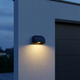 Luz solar para cerca montada en una pared de garaje moderna para iluminación exterior nocturna