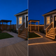 Comparación antes y después de un patio iluminado con luces Premium Smart Solar COB en pérgola, barandillas de escalera y senderos