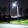 Vista de producto de un foco solar exterior con control remoto, panel LED rectangular y estructura de montaje