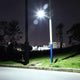 Vista de producto de un foco solar exterior con control remoto, panel LED rectangular y estructura de montaje