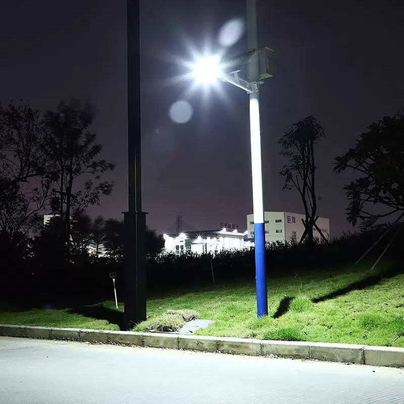 Vista de producto de un foco solar exterior con control remoto, panel LED rectangular y estructura de montaje