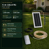 5 m Smart Solar COB-Lichtschlauch-Set mit 1.600 LEDs, Solarpanel, schwarzem Kabel und Fernbedienung in einem sonnigen Hinterhof