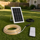 Kit de tira LED COB solar con panel solar, conector impermeable y control remoto con temporizador sobre el césped de un patio