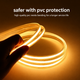 Mano doblando una tira LED COB solar encendida con funda protectora de PVC y una tira enrollada al fondo