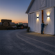 Lampes solaires décoratives sur une grange de ferme au crépuscule