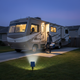 Foco solar iluminando la entrada y los escalones de una autocaravana