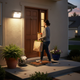 Aplique solar iluminando la entrada de una casa al anochecer