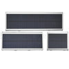 Applique solaire fournissant un éclairage de sécurité nocturne intense le long d’un mur extérieur résidentiel et du sol environnant