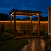 Warmweiße Solar-COB-Lichtschläuche beleuchten nach Regen eine Pergola im Hinterhof