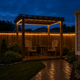 Luces solares de cuerda COB blanco cálido iluminando una pérgola de patio trasero después de la lluvia