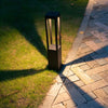 Baliza LED negra impermeable como luminaria moderna de suelo para jardines, césped y senderos residenciales