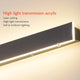 Luz LED lineal impermeable de pared con iluminación arquitectónica brillante sobre una pared exterior al anochecer